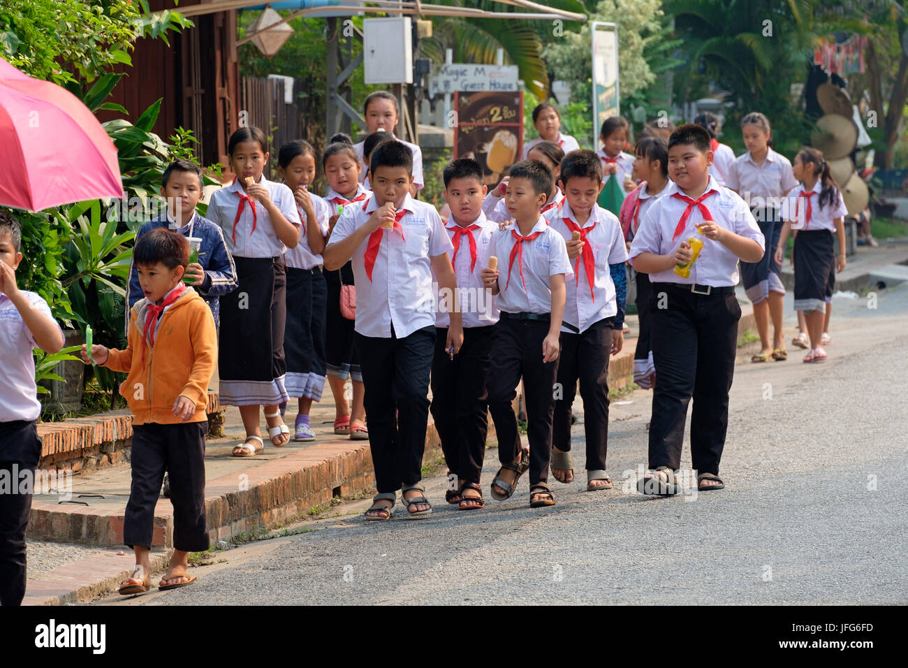 Les enfants en surpoids manger malbouffe pendant un voyage scolaire en Asie Banque D'Images