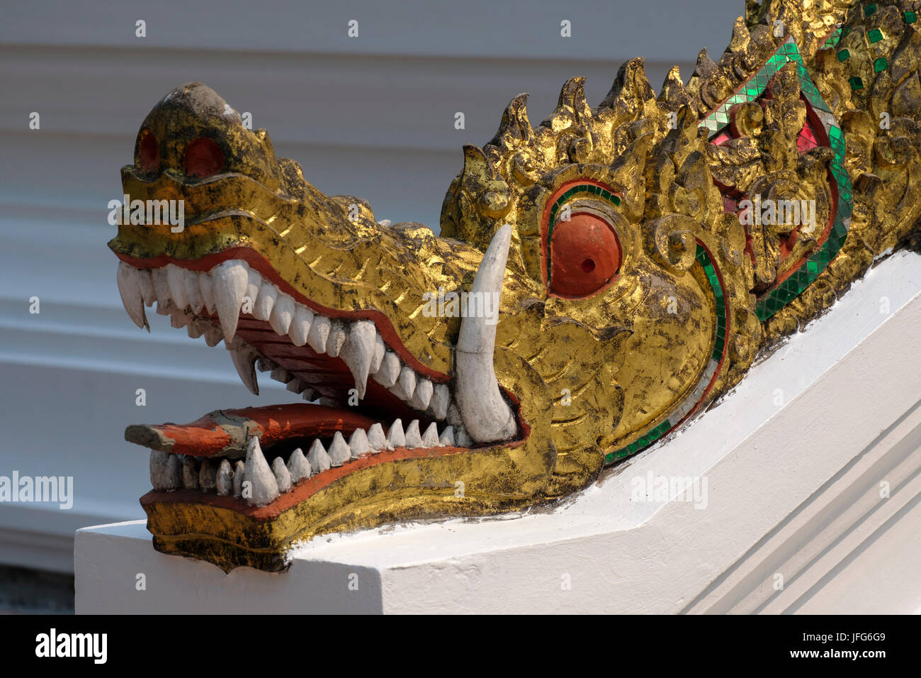 Détail d'une tête de dragon serpent Naga au bas de l'échelle vers le Haw Pha Bang temple au Royal Palace à Luang Prabang, Laos, Asie Banque D'Images
