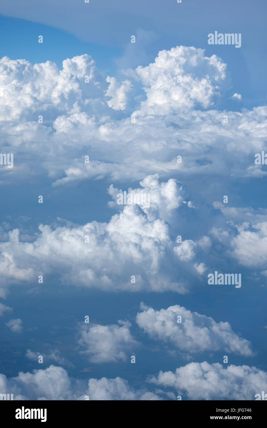 Photo prise au-dessus des nuages avec ciel bleu Banque D'Images