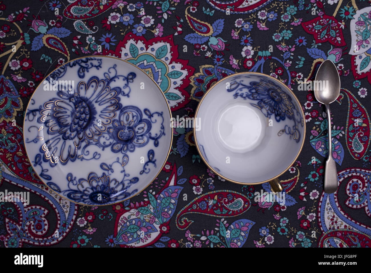 Tasse de thé or bleu motif floral Banque D'Images