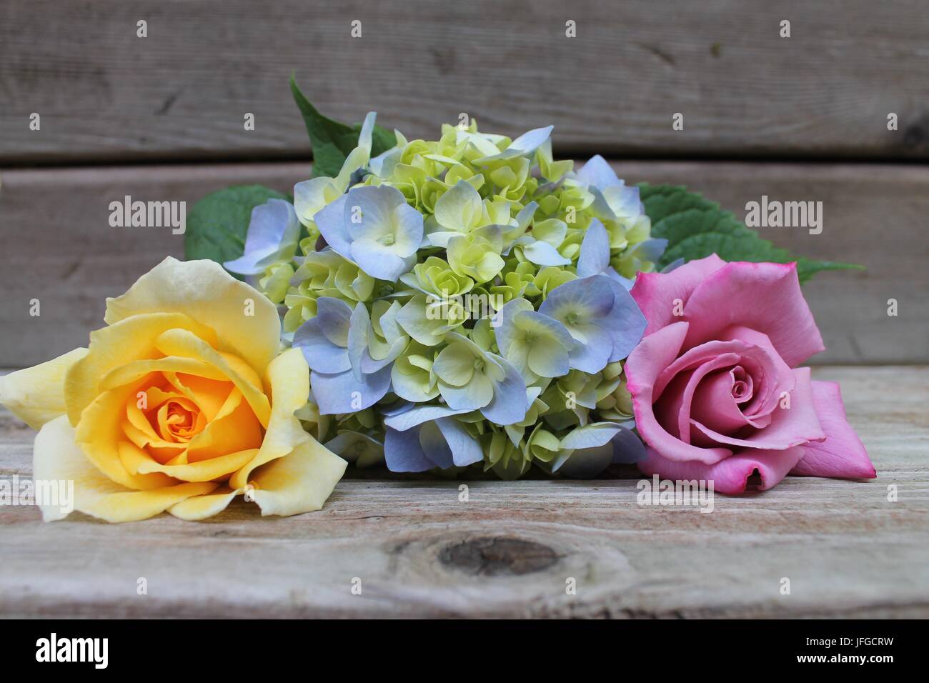 Libre de fleurs sur table en bois Banque D'Images