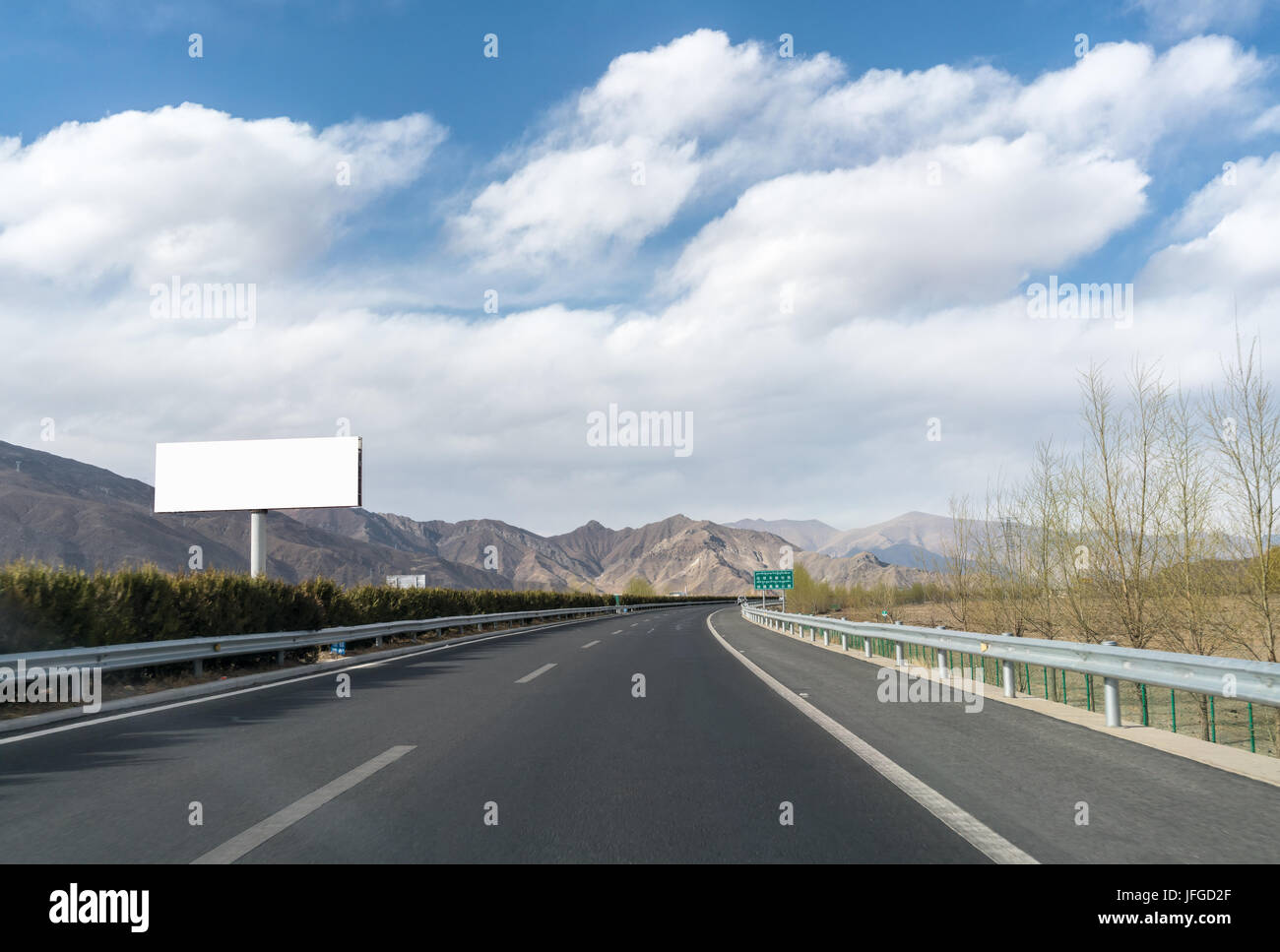 Grand panneau d'autoroute et au Tibet Banque D'Images