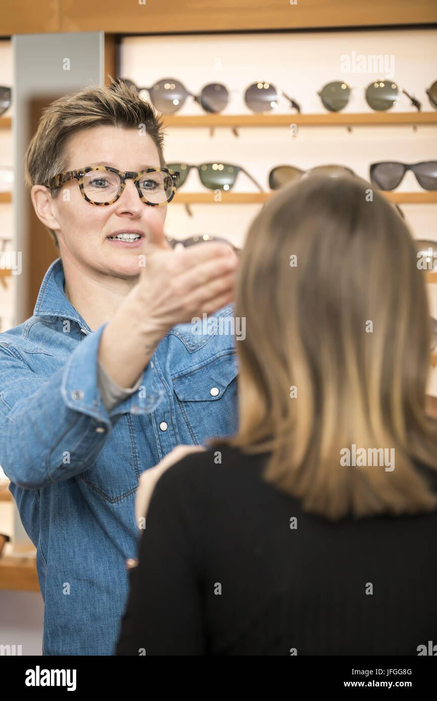 Un service chaleureux à l'optométrie Banque D'Images