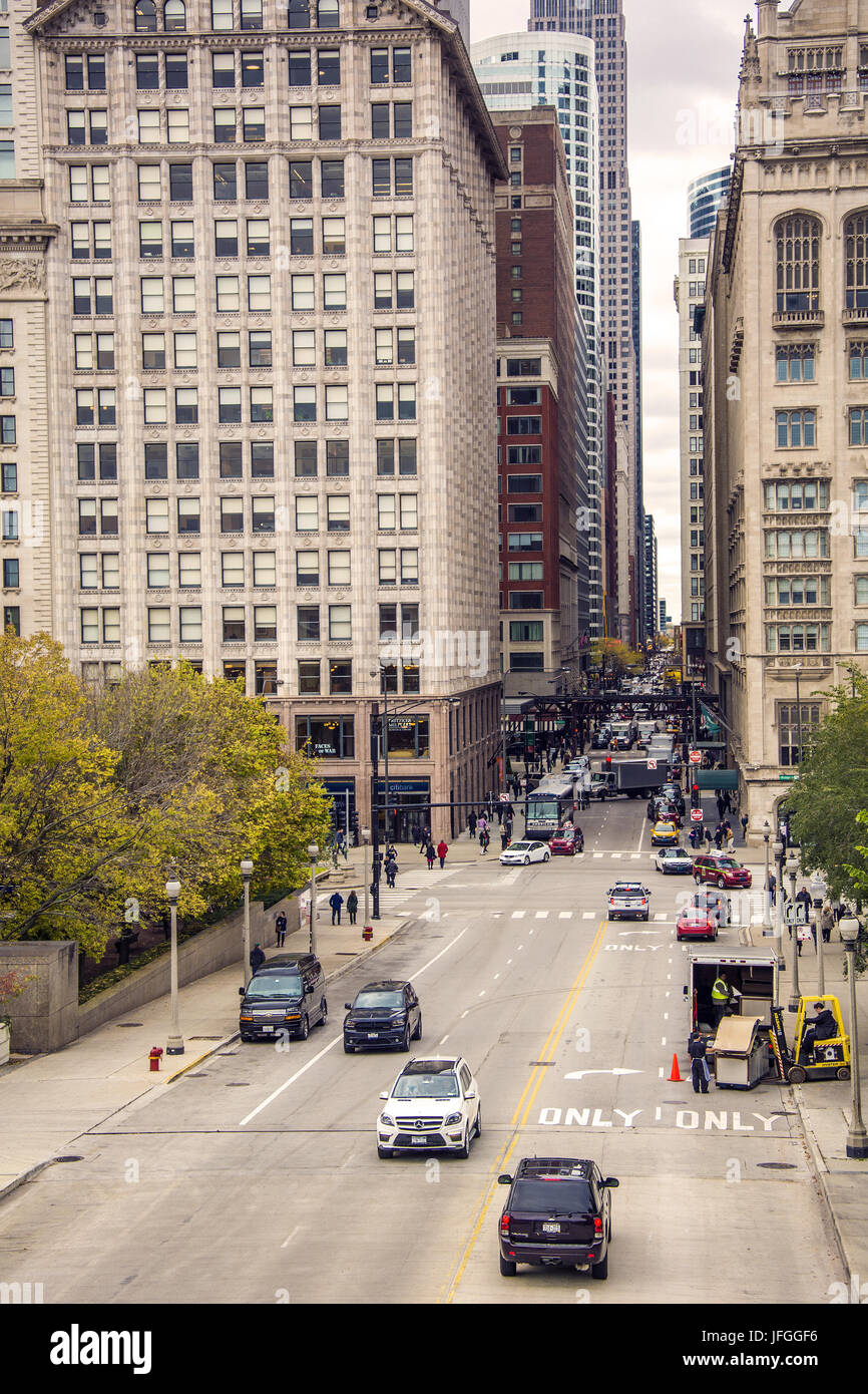 Le trafic de Monroe Street à Chicago Banque D'Images