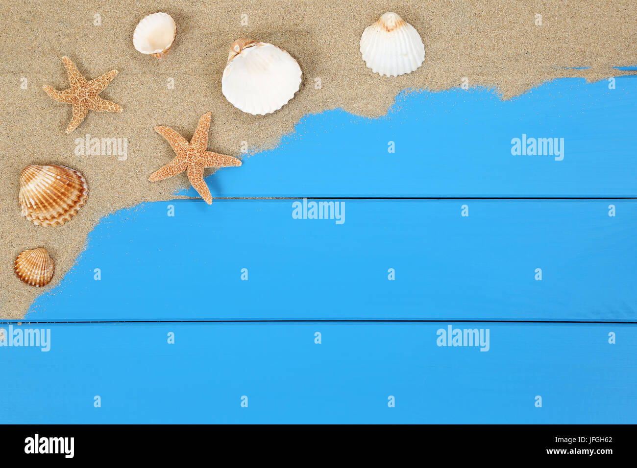 Seesterne Muscheln und im Sand am Strand im Urlaub mit Textfreiraum Banque D'Images