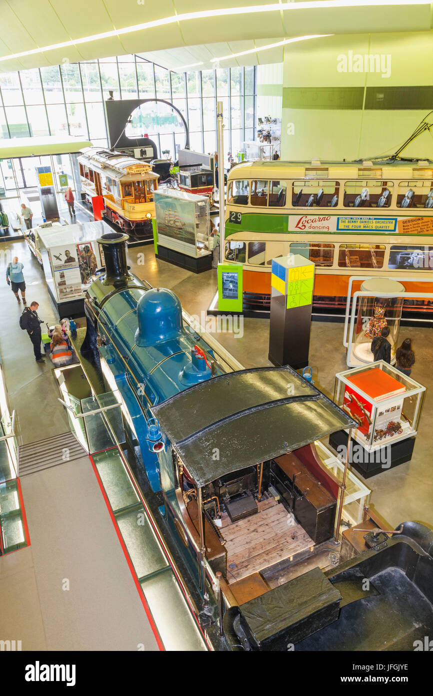 L'Écosse, Glasgow, le Riverside Museum, vue de l'intérieur des trains et des trams historiques Banque D'Images
