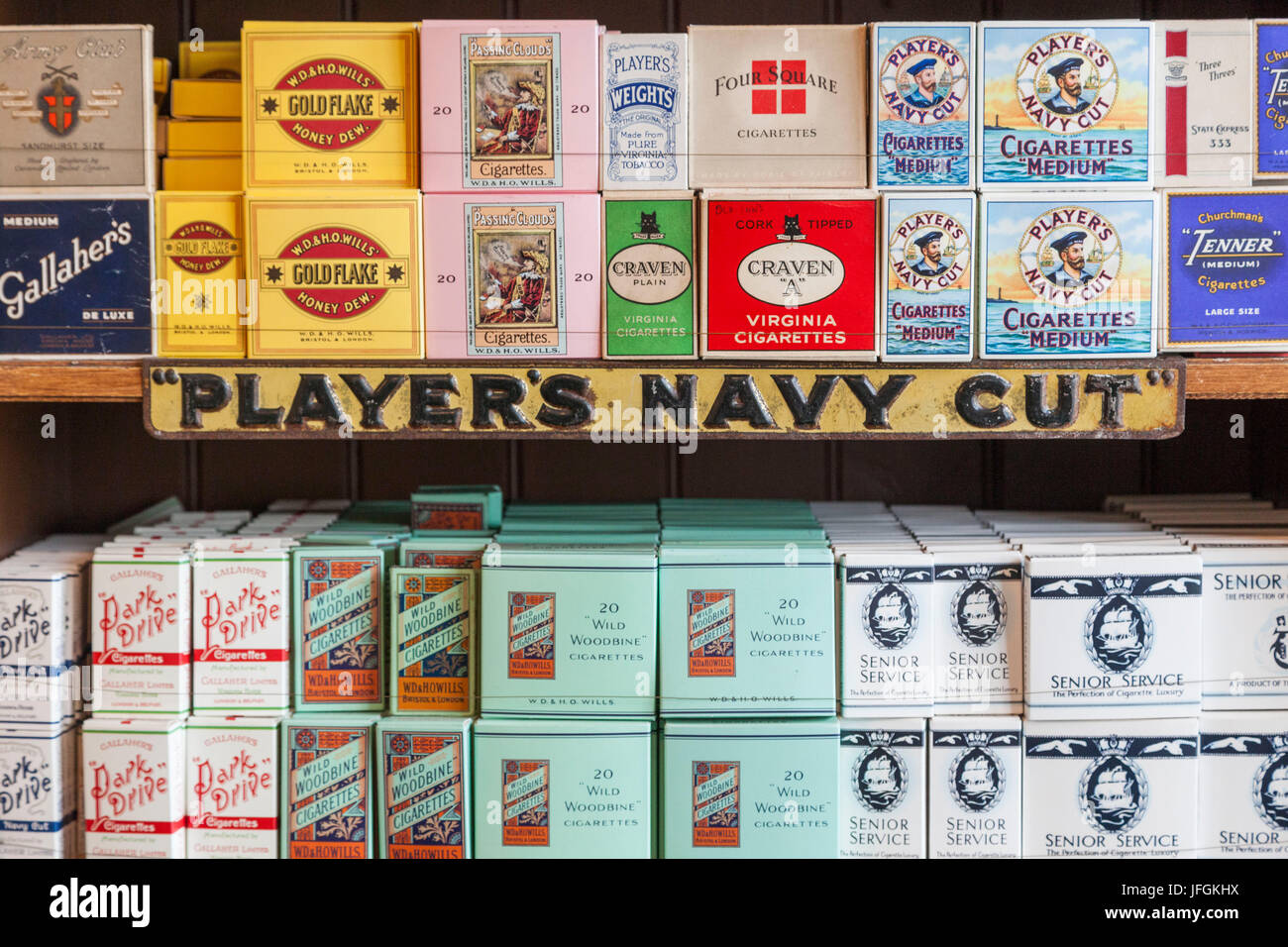 L'Angleterre, Birmingham, Dudley, le Black Country Living Museum, Tabac Affichage des paquets de cigarettes Banque D'Images