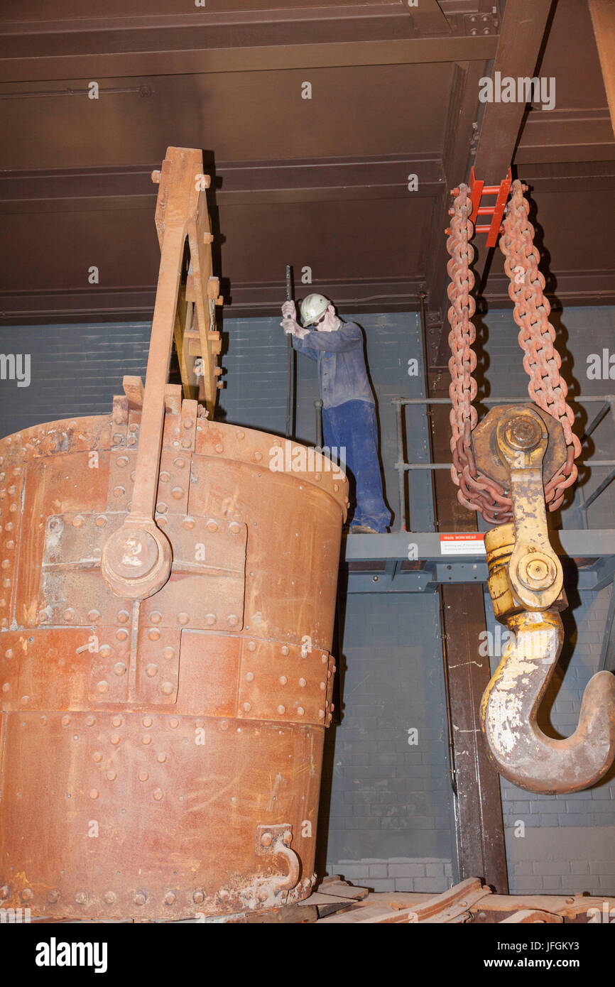 L'Angleterre, dans le Yorkshire, à Sheffield, Kelham Island Museum, vue de l'intérieur de l'industrie sidérurgique Machinerie historique Banque D'Images