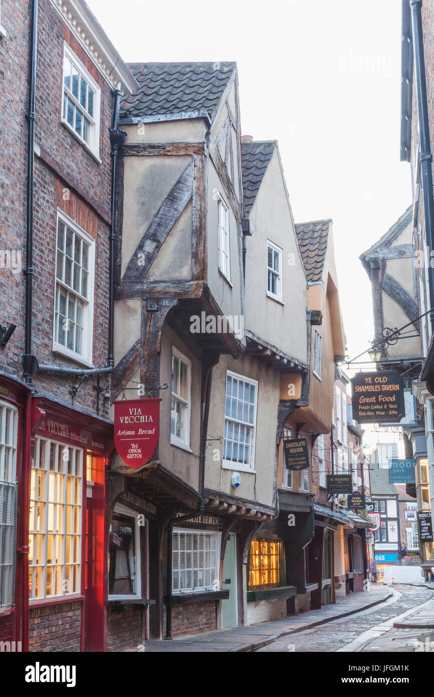 L'Angleterre, dans le Yorkshire, York, la rue commerçante médiévale Shambles Banque D'Images