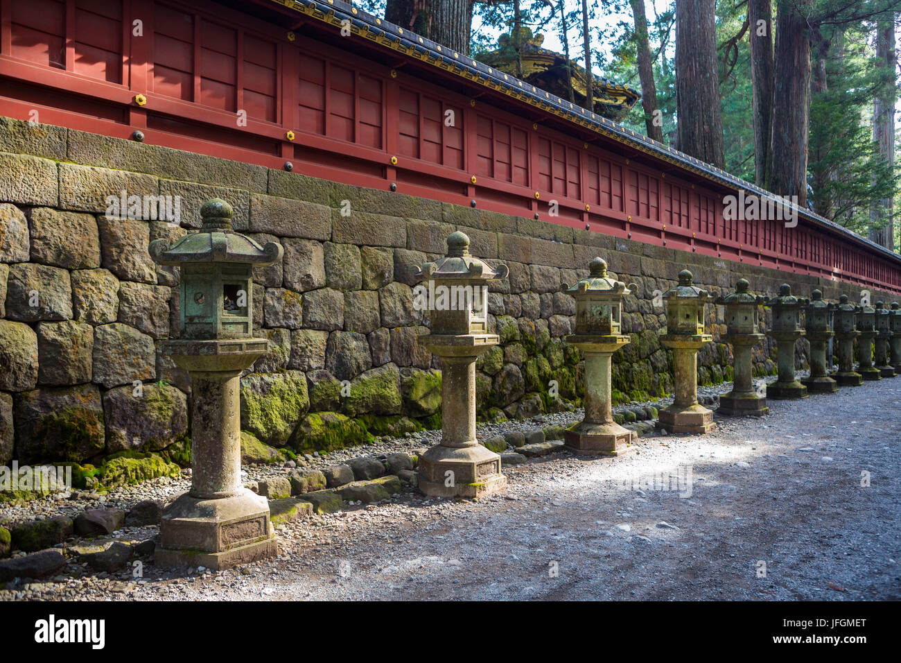 Japon, Nikko, ville sanctuaire Toshogu, lanternes avenue Banque D'Images