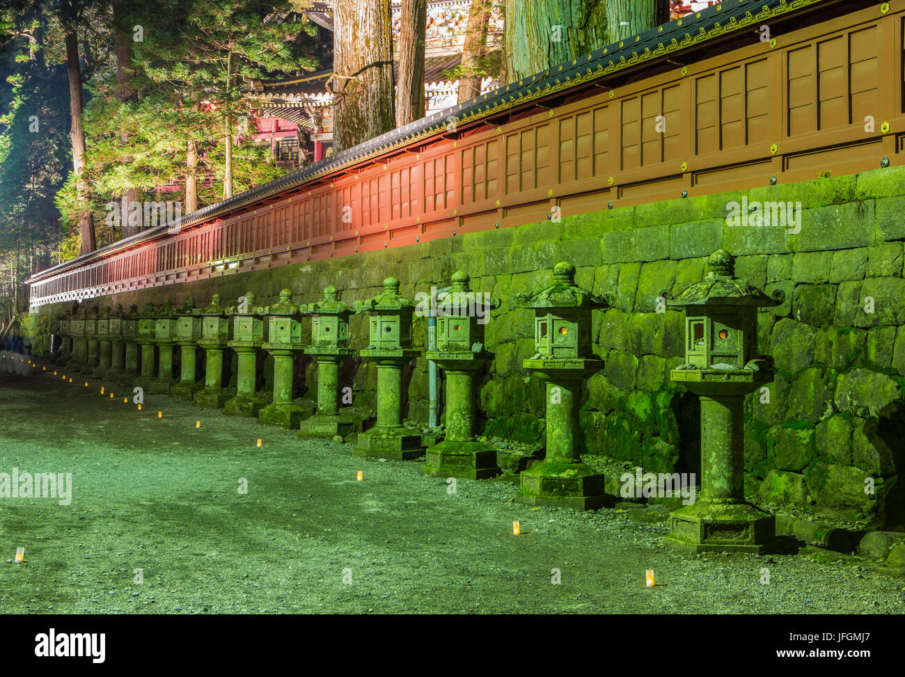 Japon, Nikko, ville sanctuaire Toshogu, lanternes avenue Banque D'Images