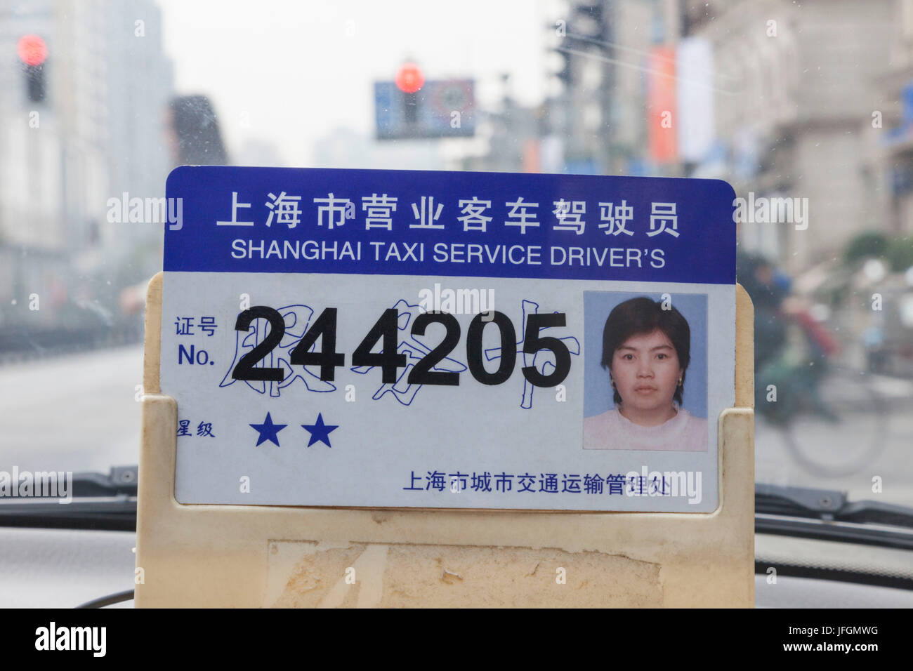 Chine, Shanghai, les cartes d'identité du chauffeur de taxi Banque D'Images