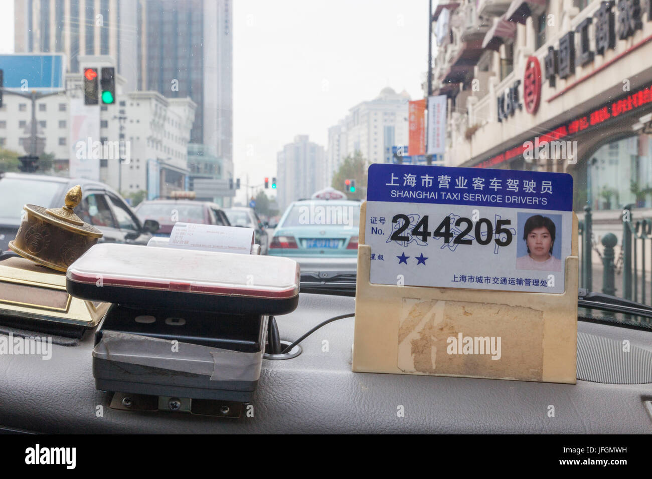 Chine, Shanghai, les cartes d'identité du chauffeur de taxi Banque D'Images