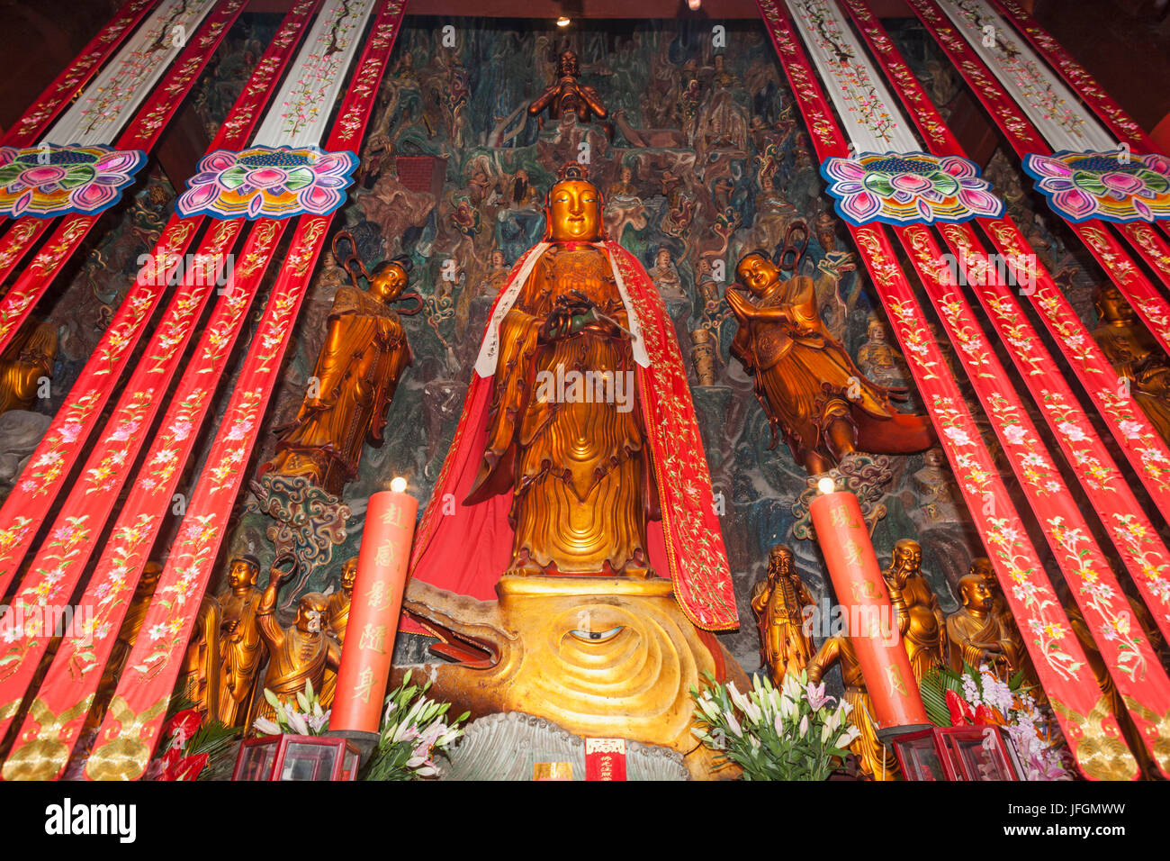 Chine, Shanghai, Jade Buddha Temple, Statue de Guanyin dans la Grande Salle Banque D'Images