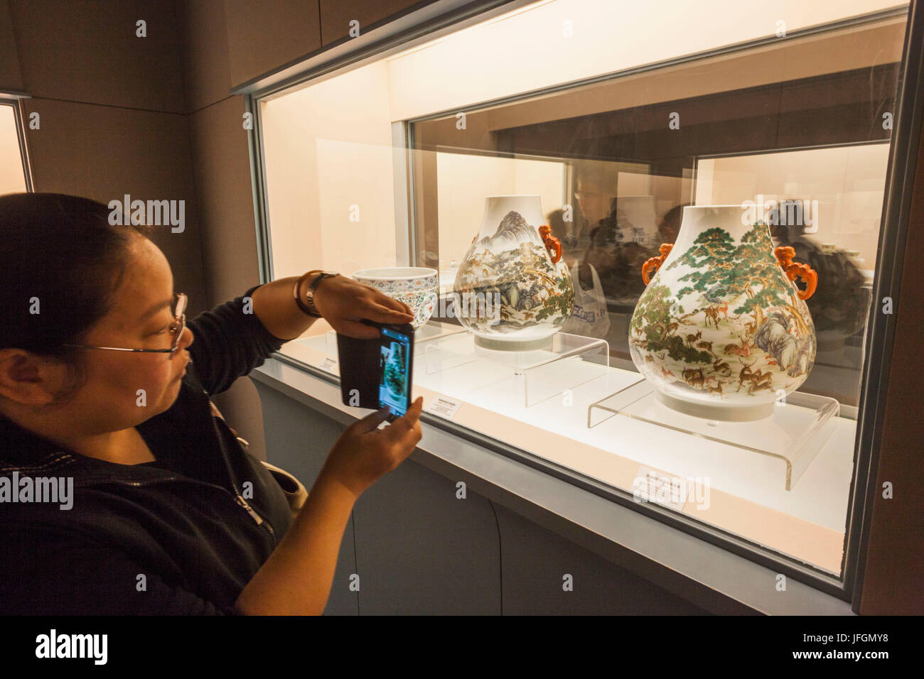 La Chine, Shanghai, Musée de Shanghai, Girl Taking Photo de poteries anciennes Afficher Banque D'Images