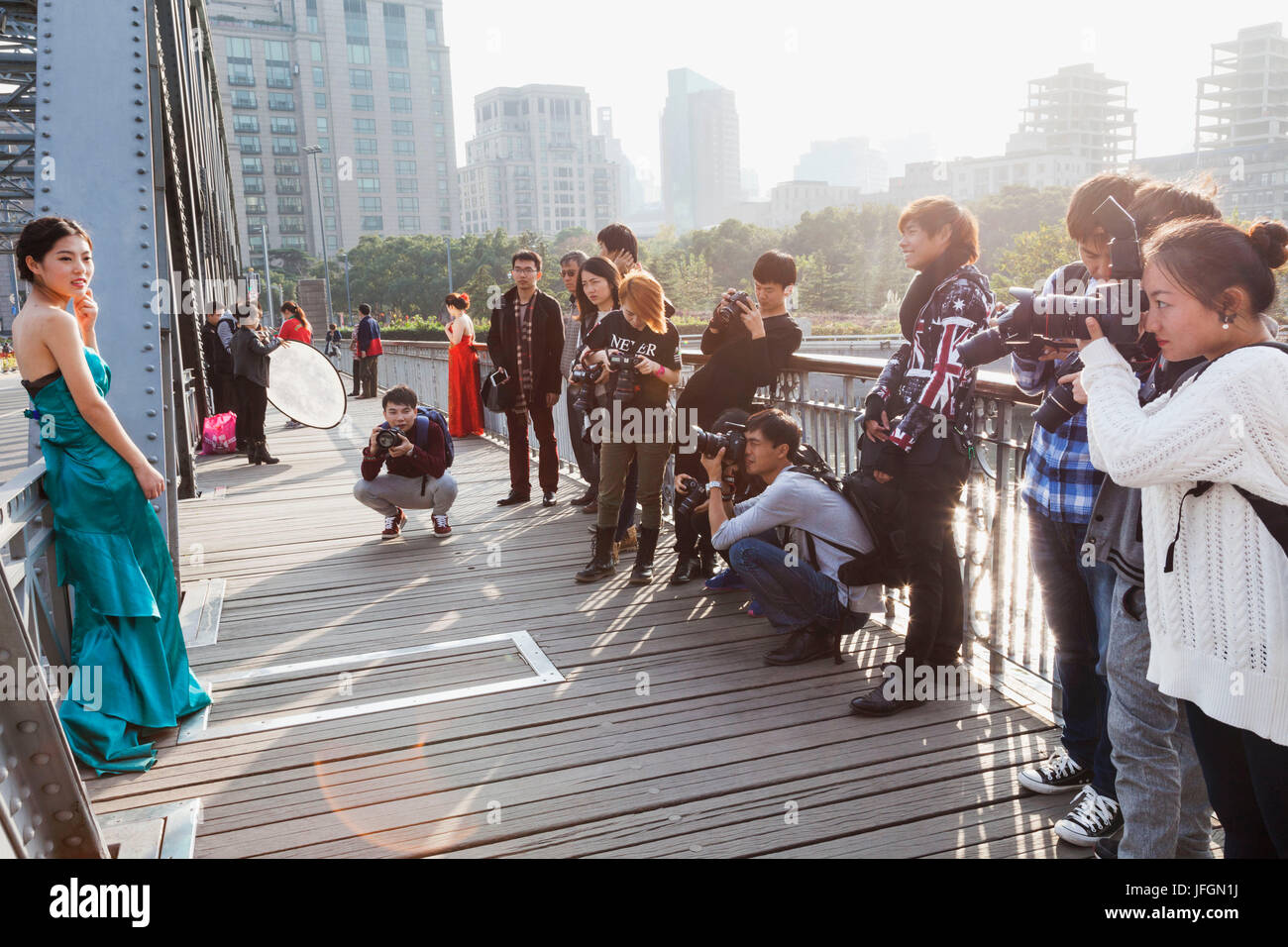 La Chine, Shanghai, le Bund, Groupe d'étudiants à prendre des photos Banque D'Images