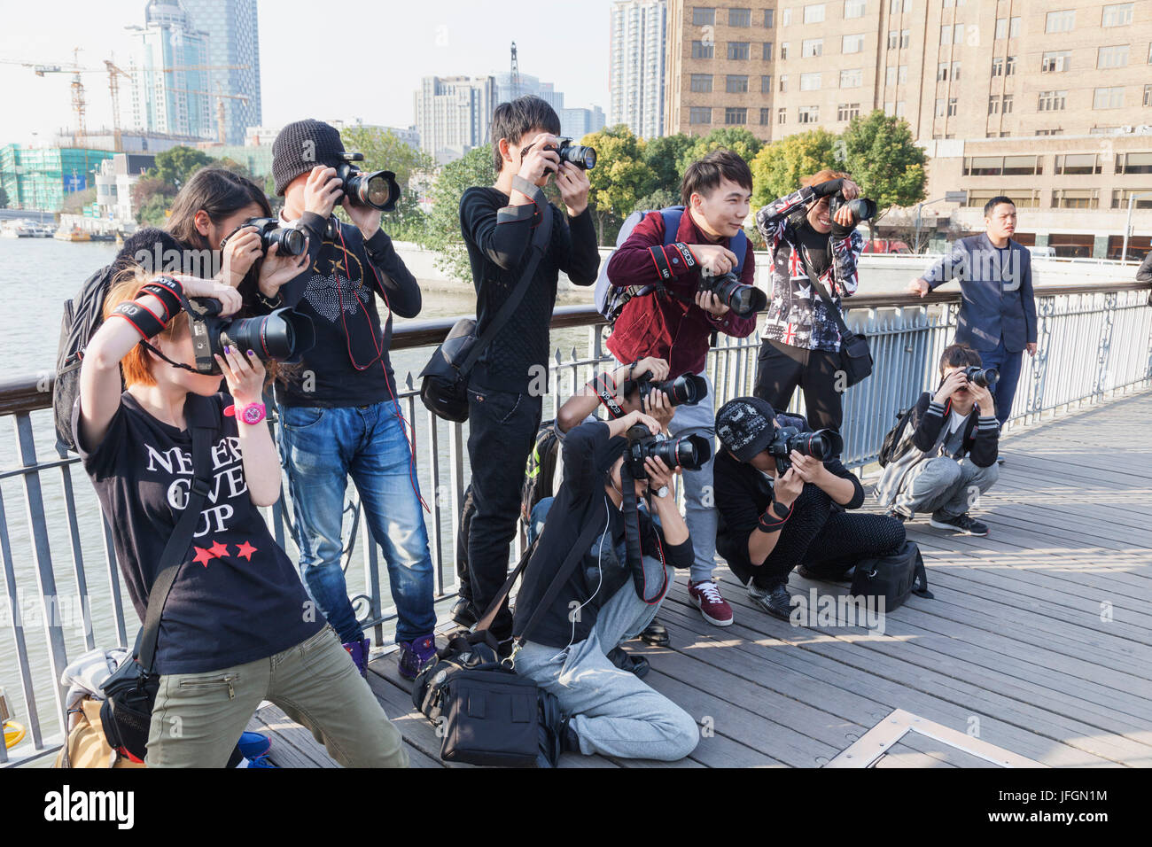 La Chine, Shanghai, le Bund, Groupe d'étudiants à prendre des photos Banque D'Images