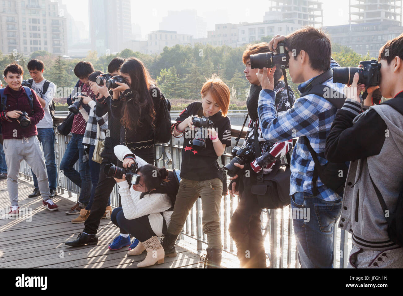 La Chine, Shanghai, le Bund, Groupe d'étudiants à prendre des photos Banque D'Images