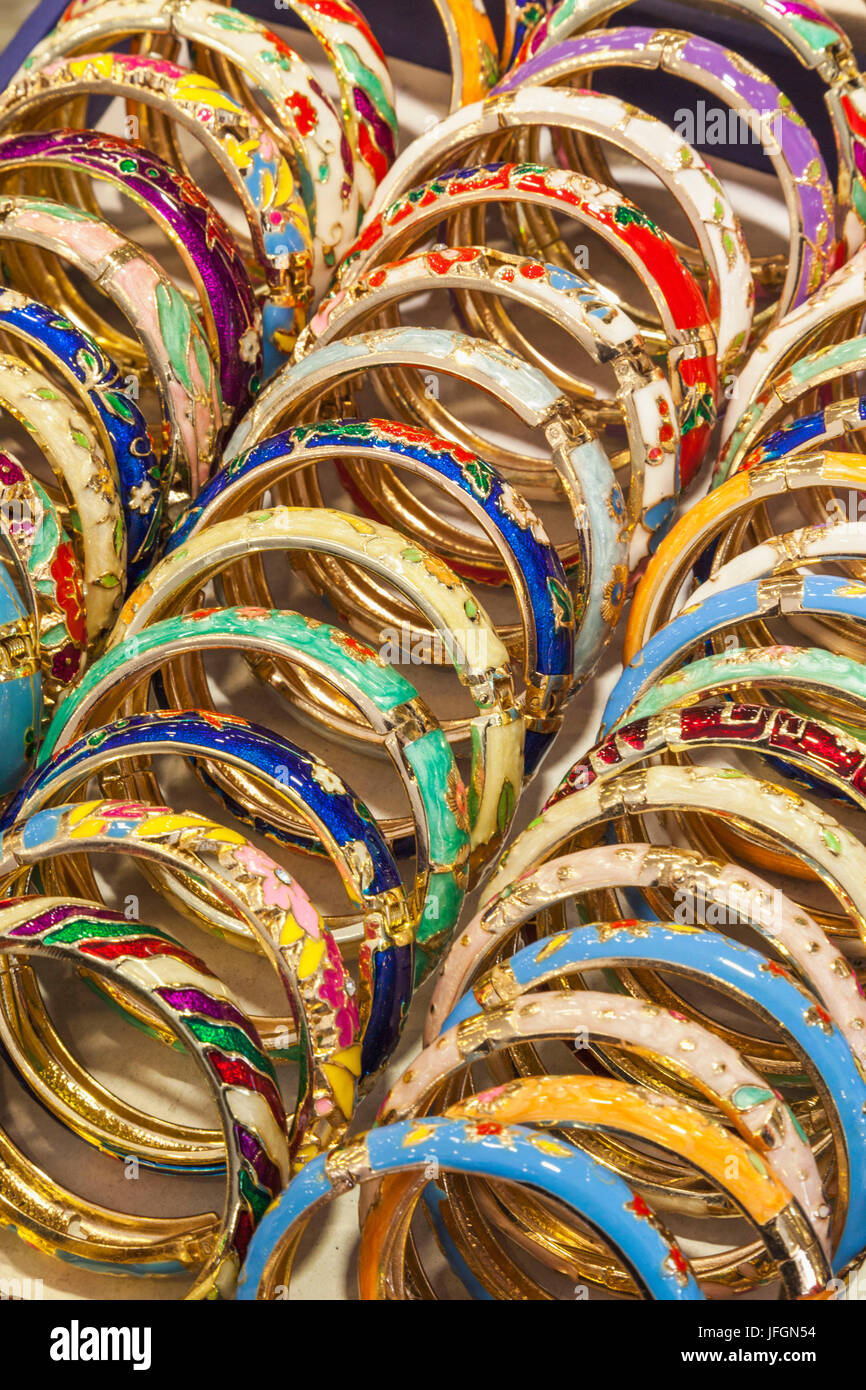 La Chine, Shanghai, le Jardin Yuyuan, blocage de l'affichage de bijoux bracelets colorés Banque D'Images