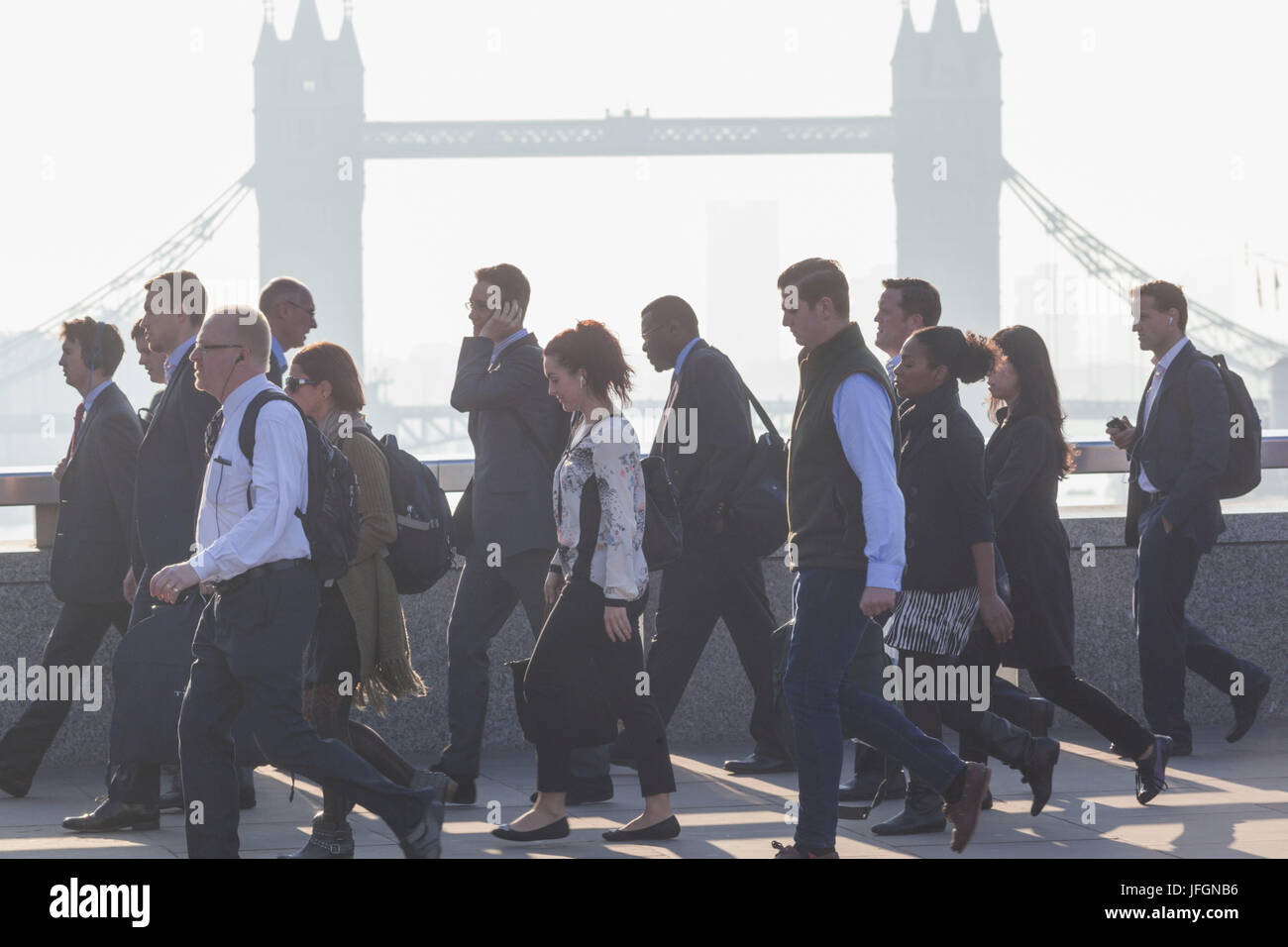 L'Angleterre, Londres, les navetteurs traversant le pont de Londres Banque D'Images