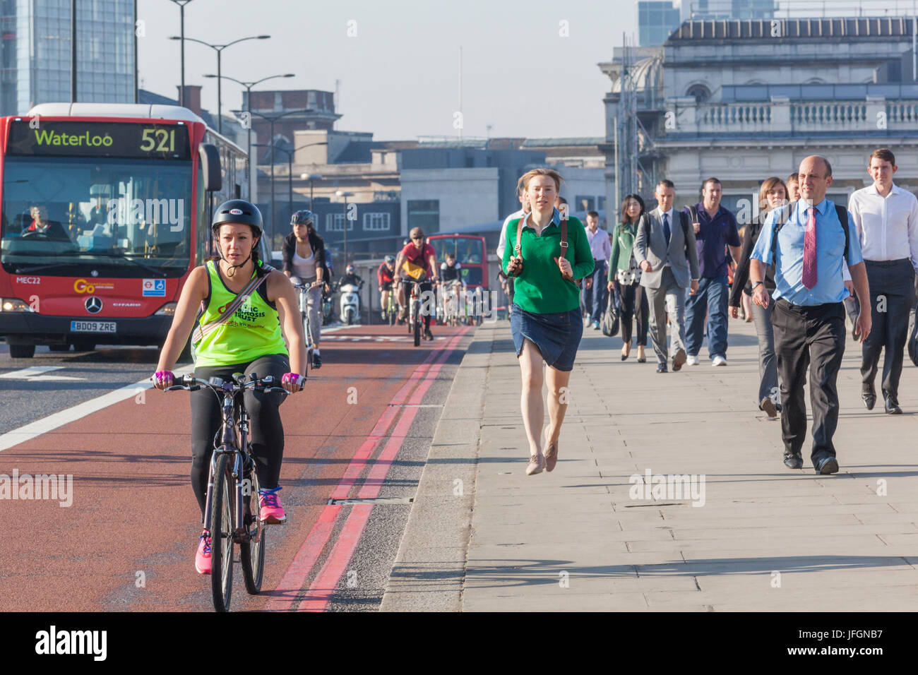 L'Angleterre, Londres, les navetteurs traversant le pont de Londres Banque D'Images