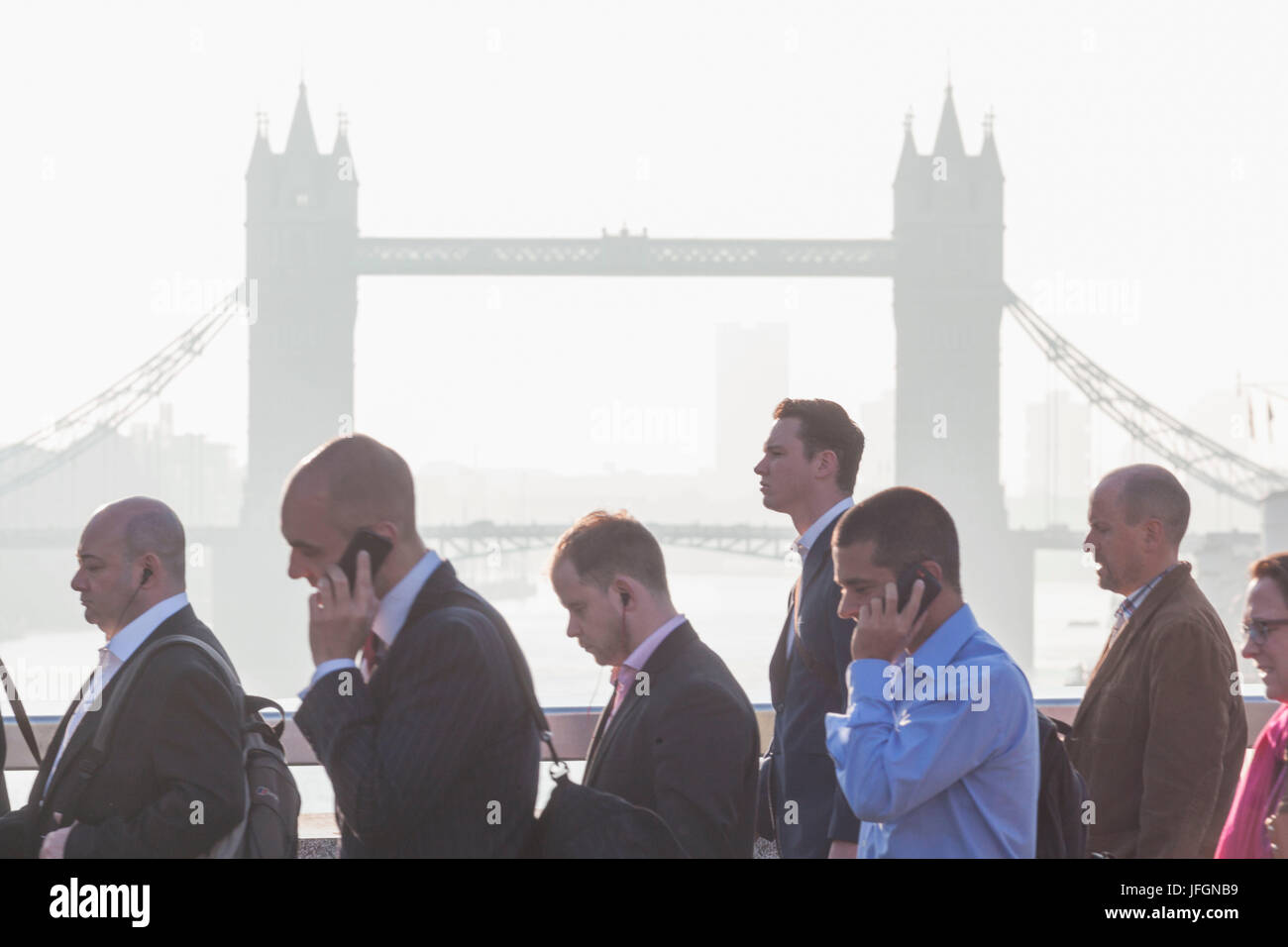 L'Angleterre, Londres, les navetteurs traversant le pont de Londres Banque D'Images