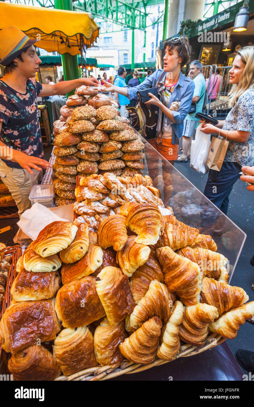 L'Angleterre, Londres, Southwark, Borough Market, boulangerie, blocage de l'affichage des croissants Banque D'Images