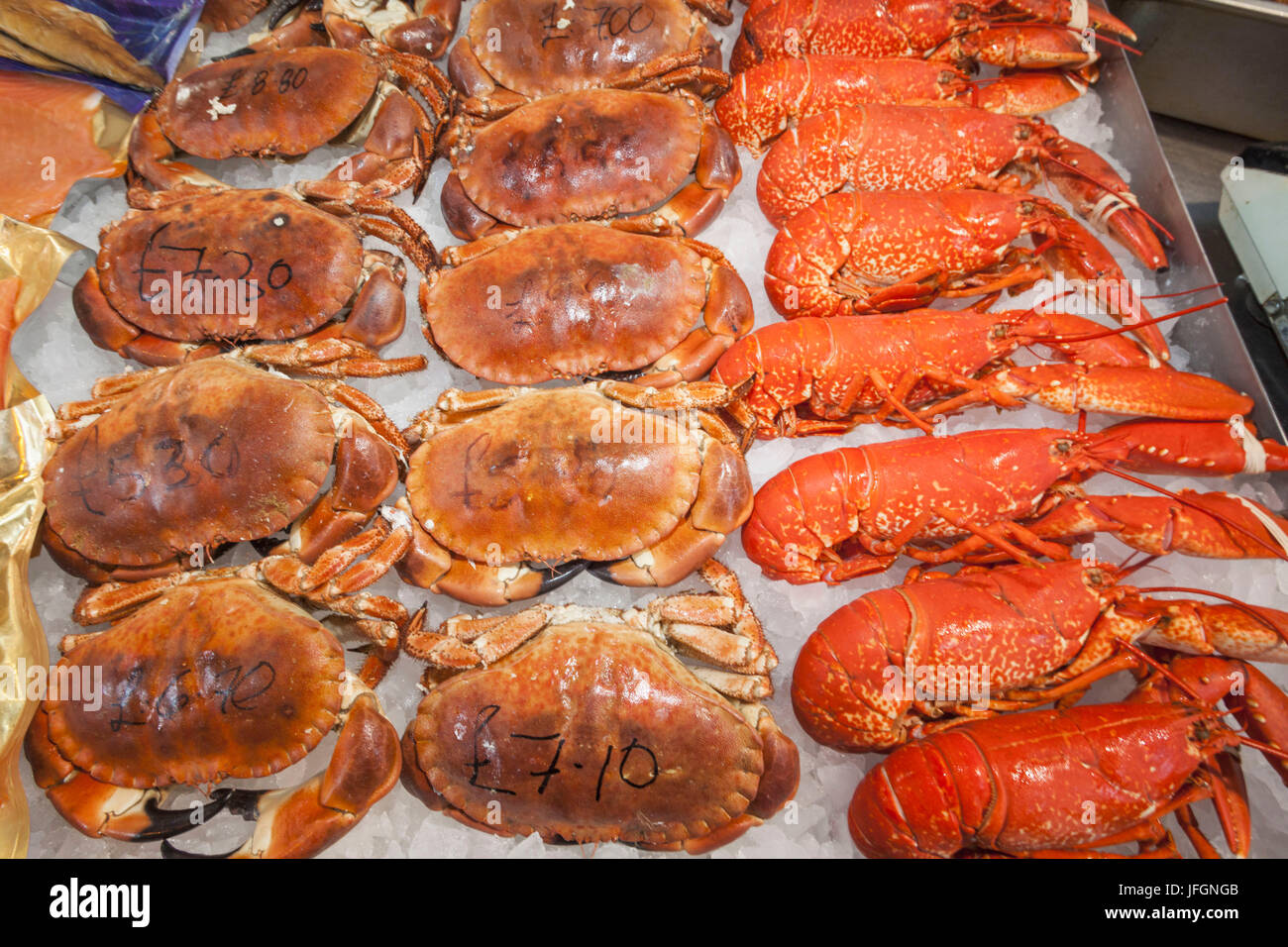 L'Angleterre, Londres, Southwark, Borough Market, des fruits de mer d'affichage Blocage des crabes et homards Banque D'Images