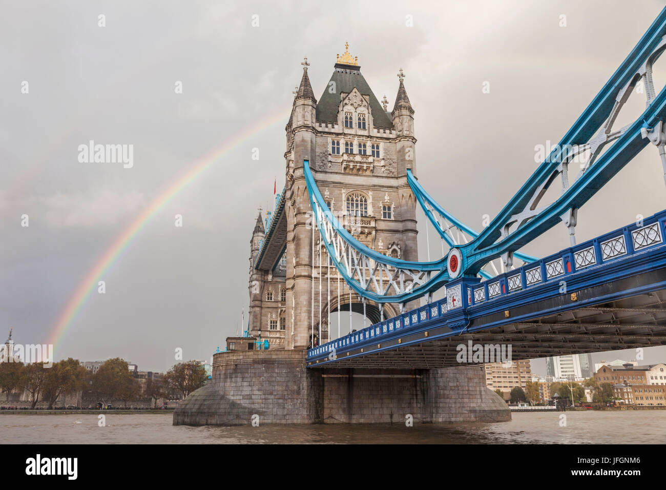 L'Angleterre, Londres, Tower Bridge et Rainbow Banque D'Images