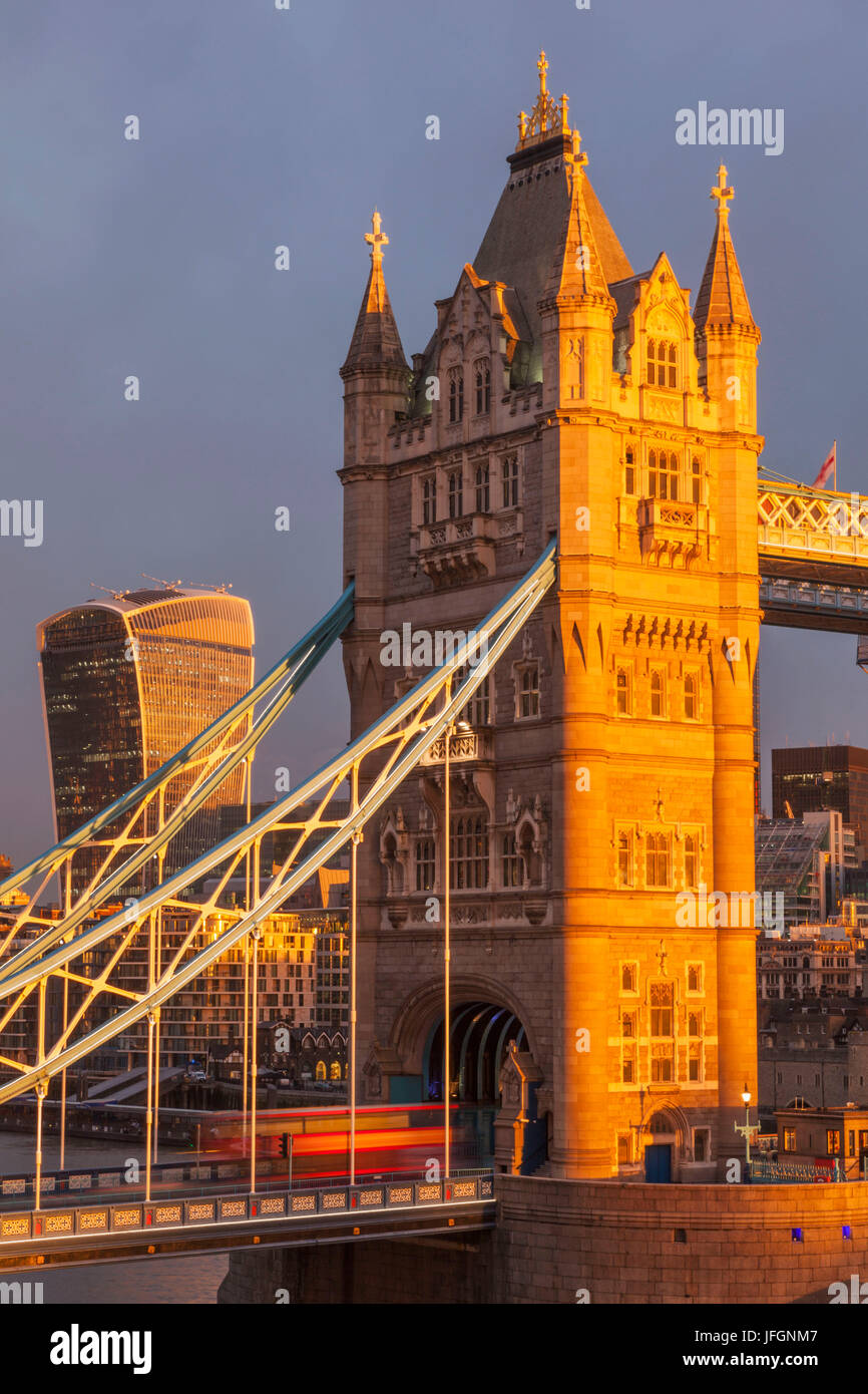L'Angleterre, Londres, Tower Bridge et Rainbow Banque D'Images