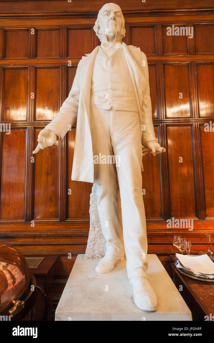L'Angleterre, Londres, Whitehall, le Parti Libéral National Club, la salle à manger, de la statue de William Gladstone Banque D'Images