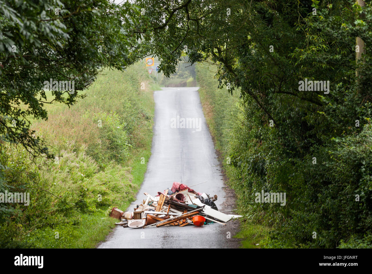 L'Angleterre, dans le Sussex, les décharges sauvages sur les petites routes rurales Banque D'Images