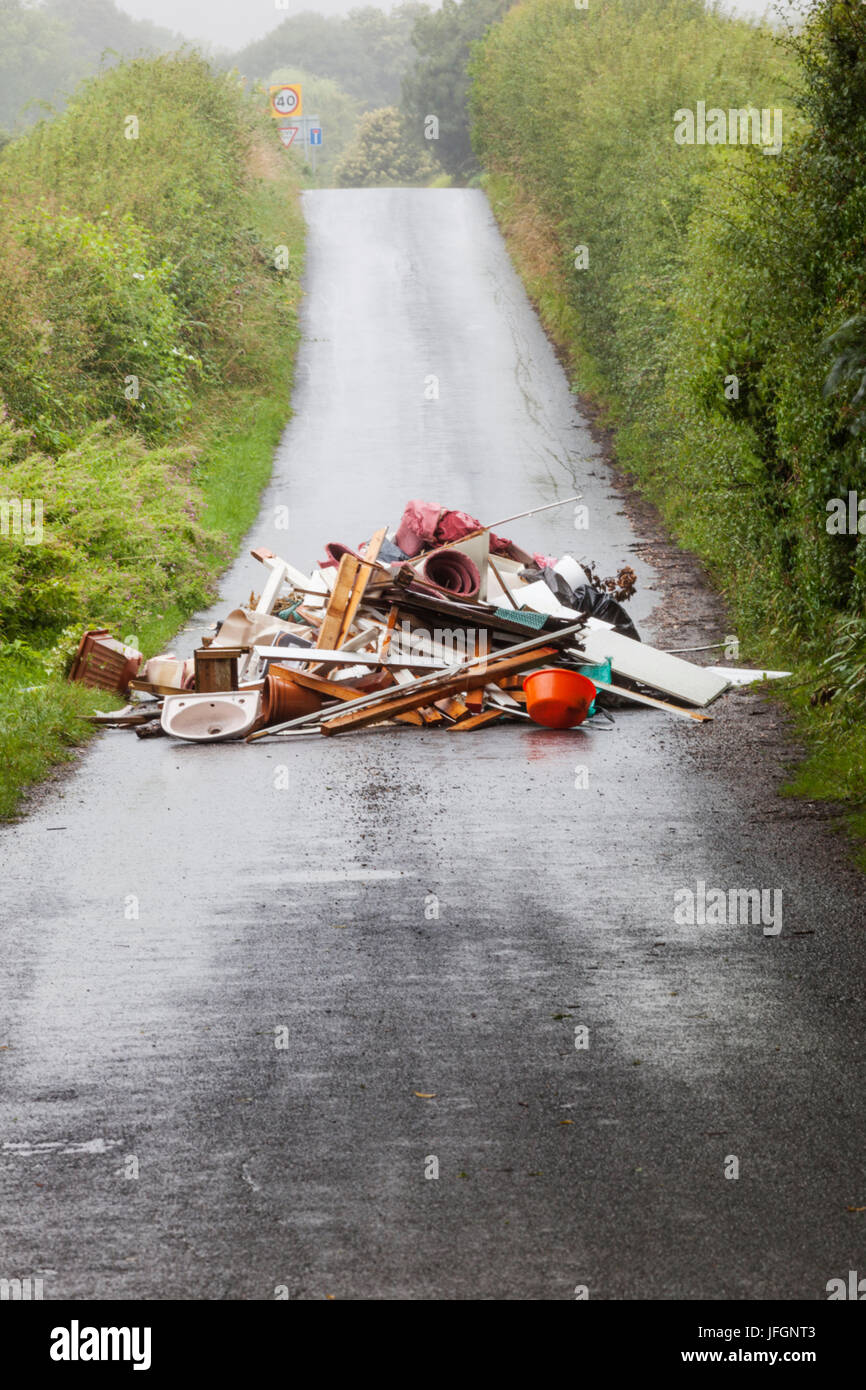 L'Angleterre, dans le Sussex, les décharges sauvages sur les petites routes rurales Banque D'Images