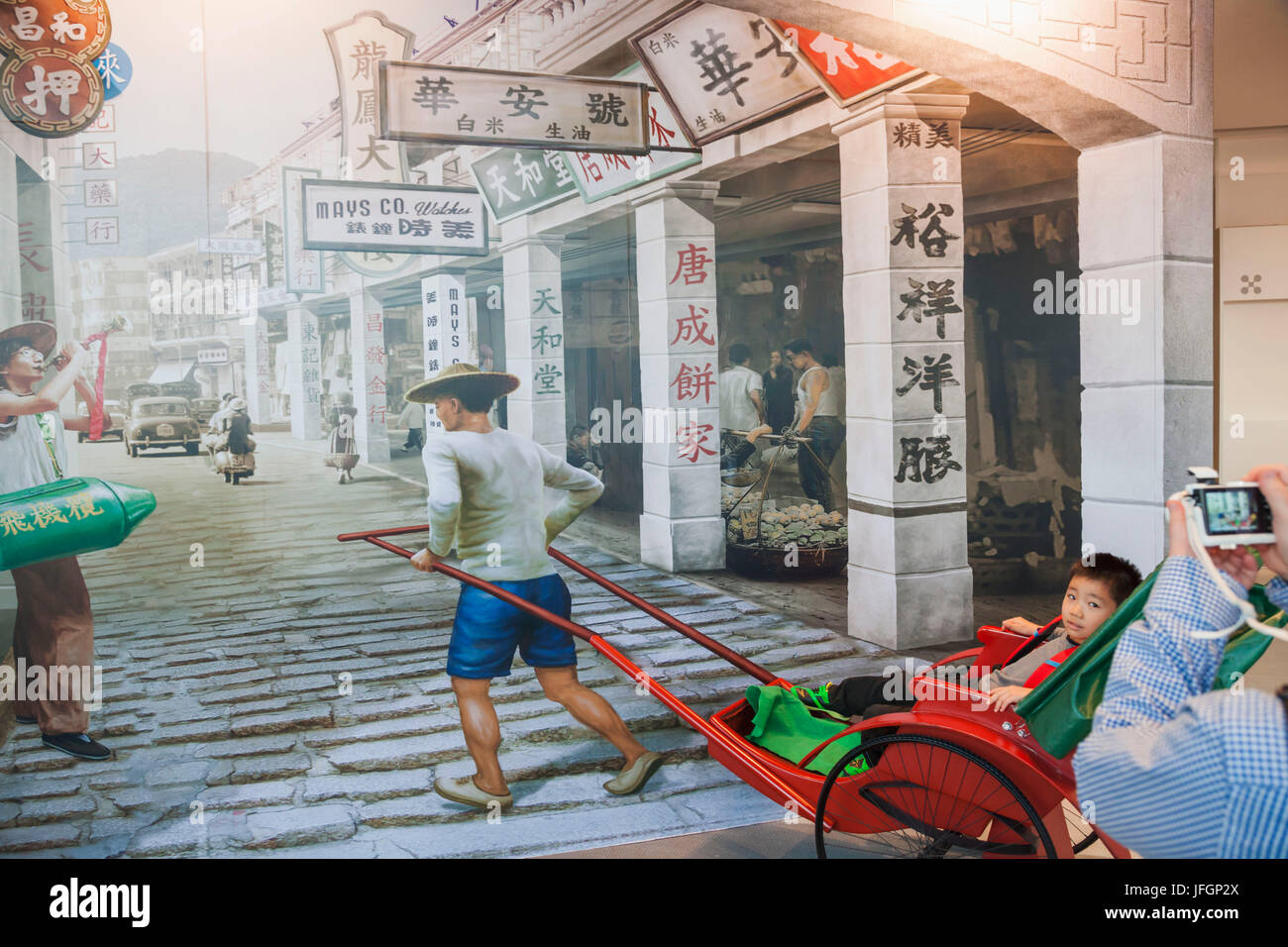 La Chine, Hong Kong, Kowloon, International Commerce Centre (ICC), le ciel100 Pont d'observation, les visiteurs posant en Rickshaw avec fond Studio Banque D'Images