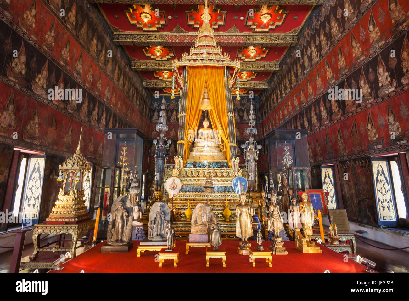 Thaïlande, Bangkok, Bangkok Musée National, Statue de Bouddha et la décoration intérieure de la chapelle Bhuddhaisawan Banque D'Images