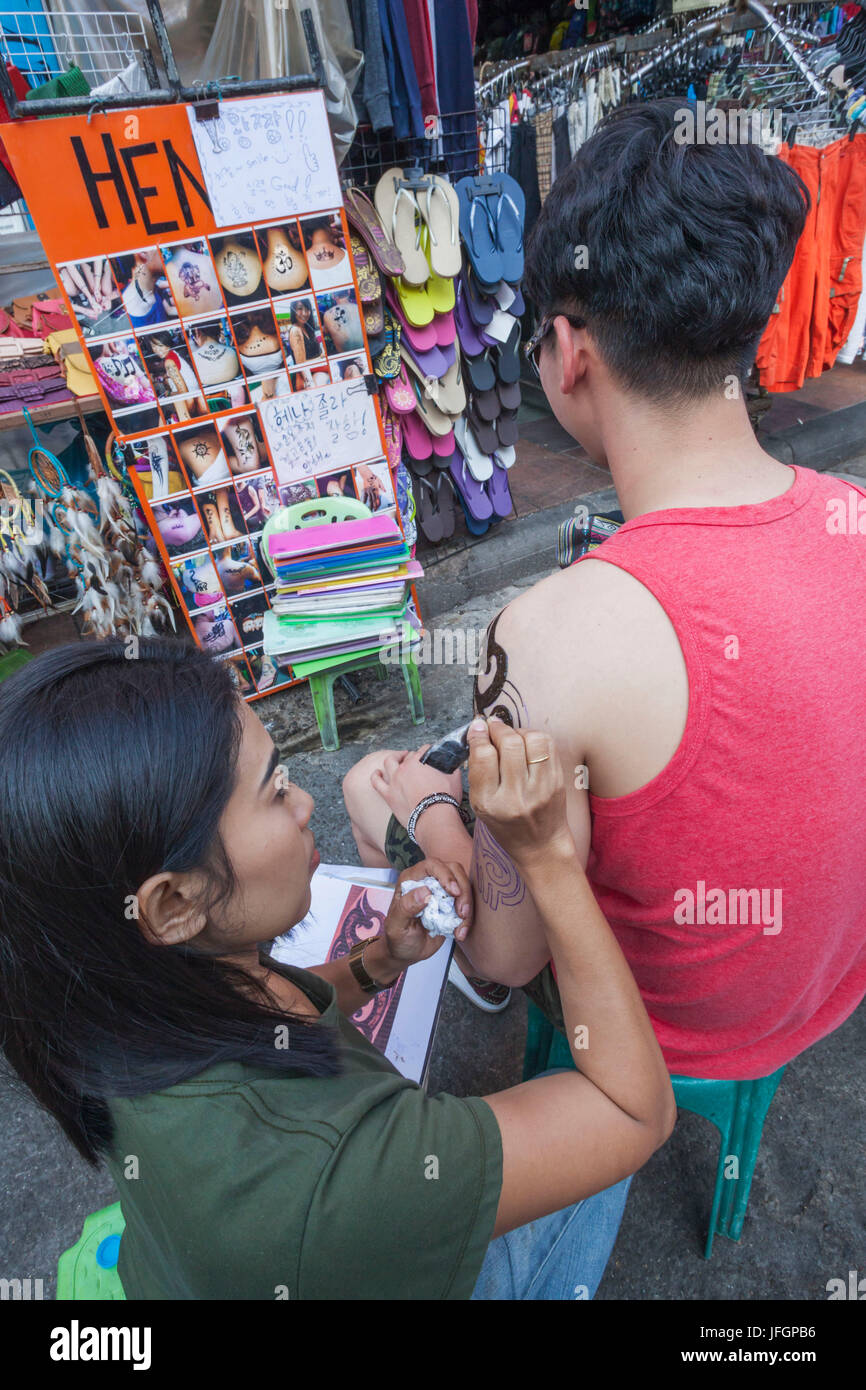 Thaïlande, Bangkok, Khaosan Road, femme Henna artiste au travail Banque D'Images