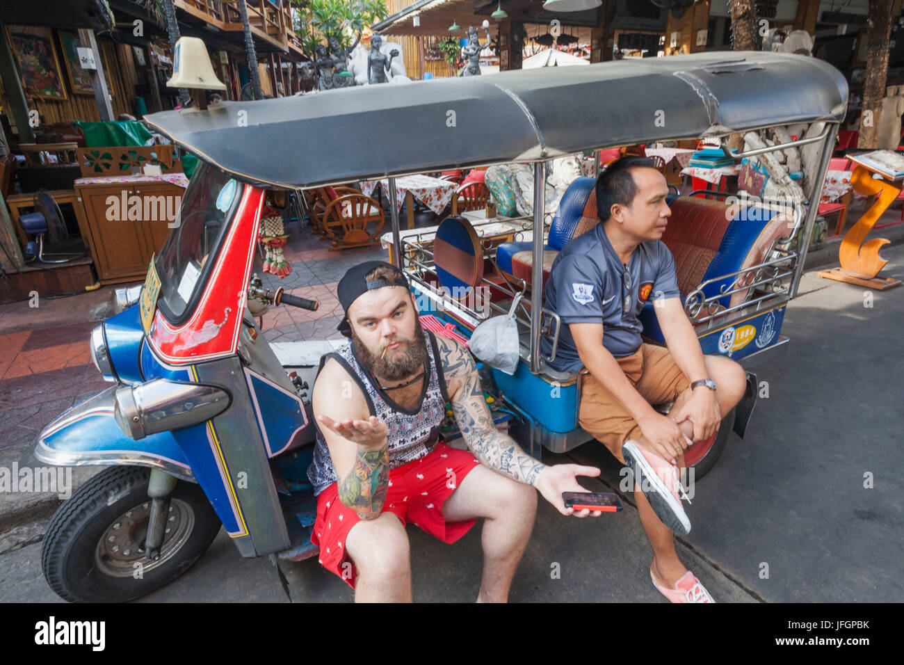 Thaïlande, Bangkok, Khaosan Road, touriste étranger et les Tuk Tuk Driver Banque D'Images