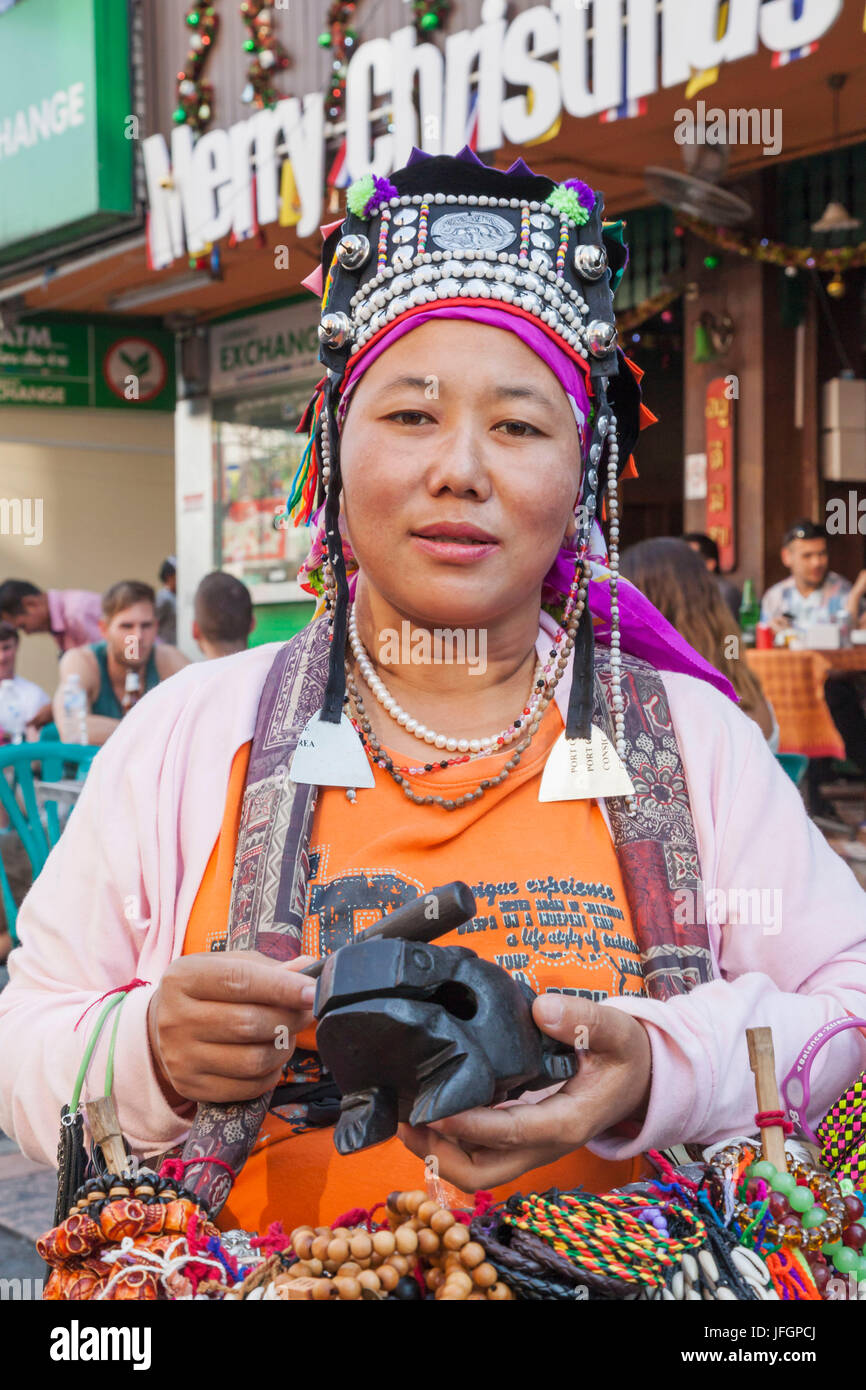 Thaïlande, Bangkok, Khaosan Road, femme Hilltribe vendant des souvenirs Banque D'Images