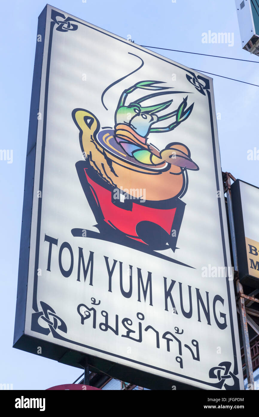 Thaïlande, Bangkok, Khaosan Road, Restaurant Sign Advertising Tom Yum Kung Banque D'Images
