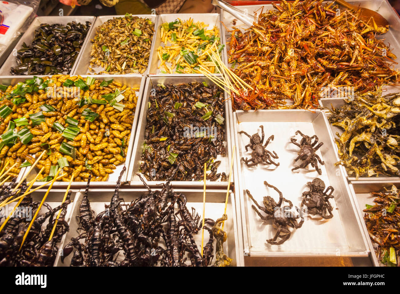 Thaïlande, Bangkok, Khaosan Road, fournisseurs d'insectes frits d'affichage Banque D'Images
