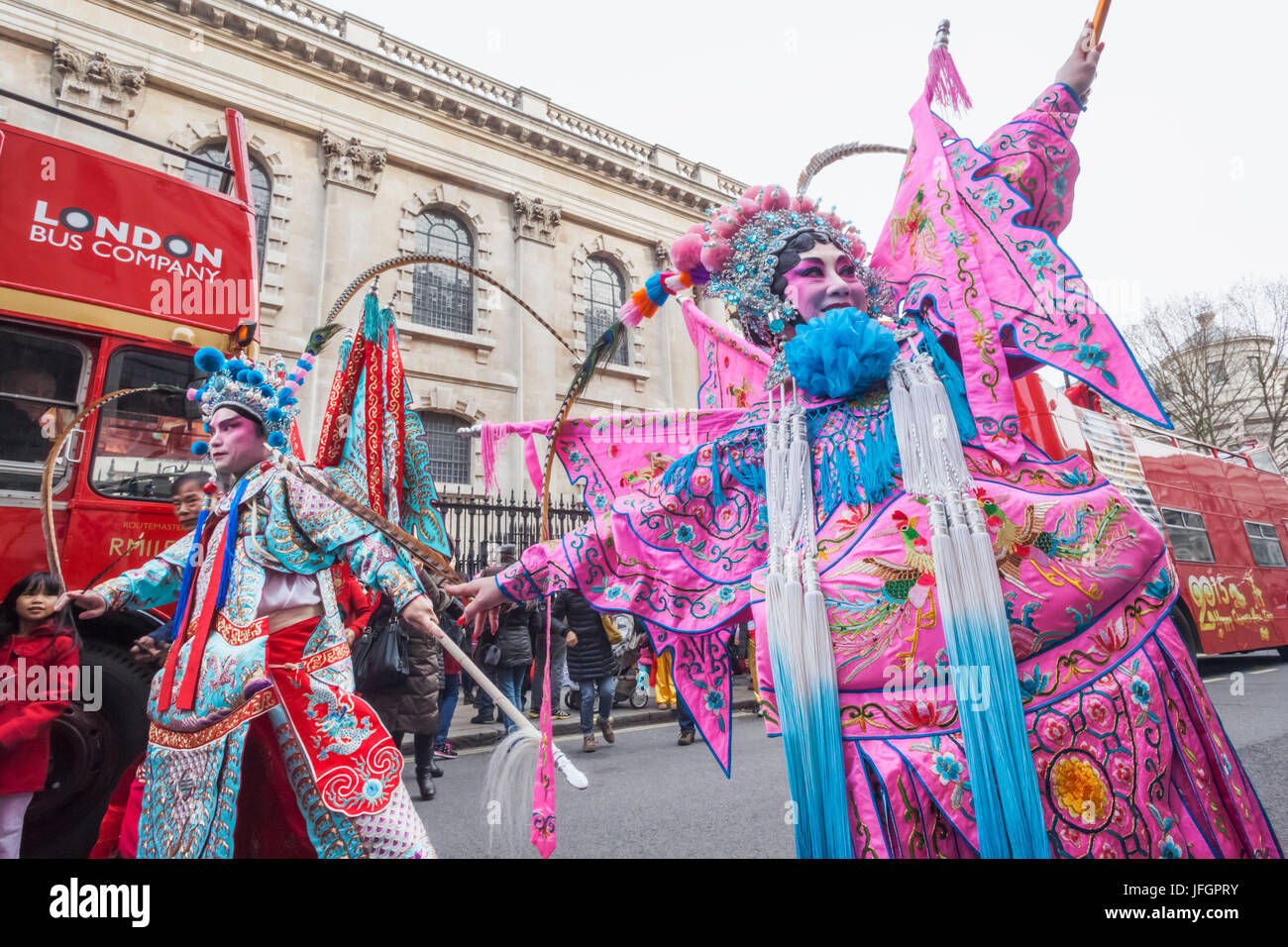 L'Angleterre, Londres, Soho, Chinatown, le Nouvel An Chinois Défilé du Festival, les participants vêtus de costumes d'opéra chinois Banque D'Images