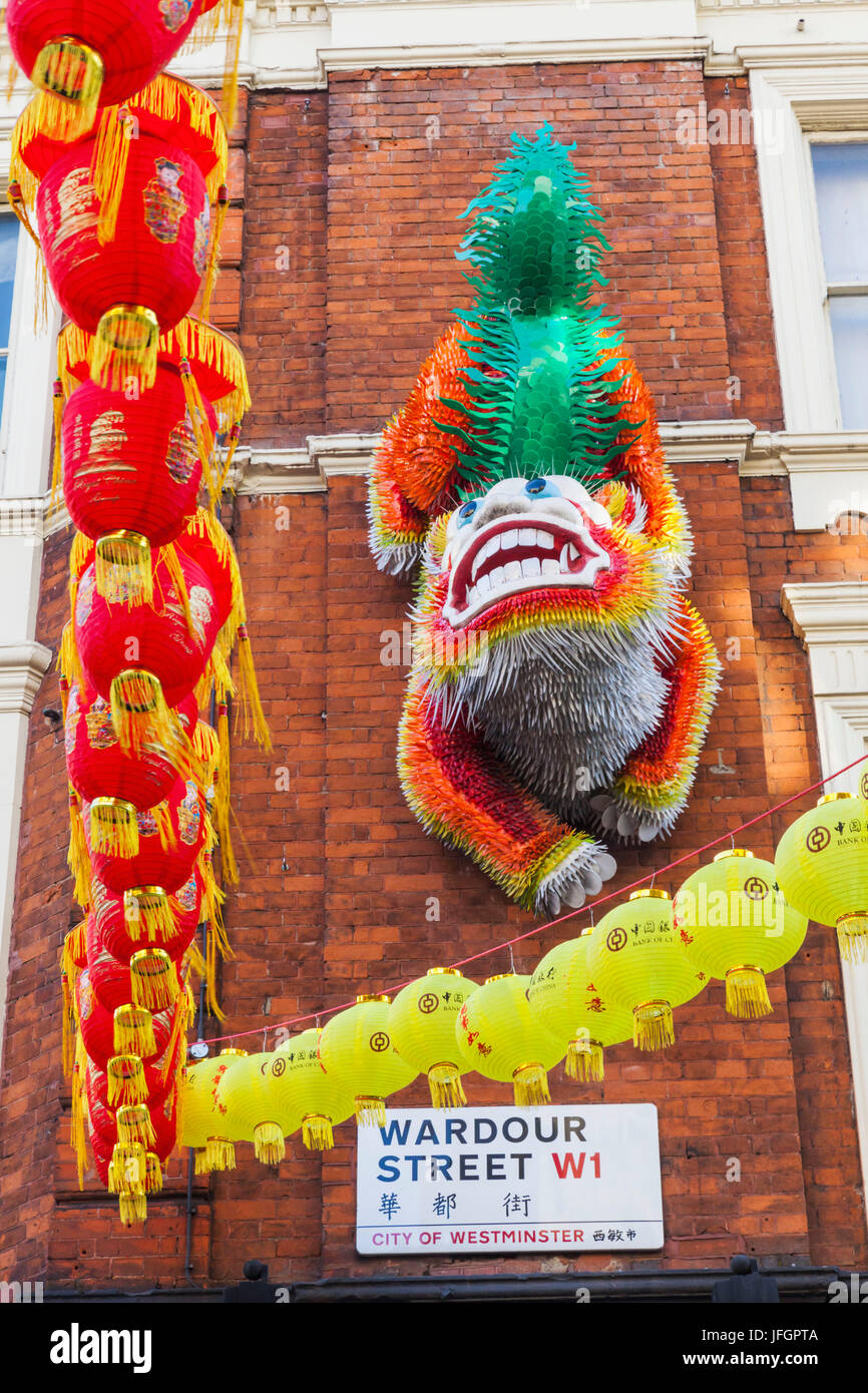 L'Angleterre, Londres, Soho, Chinatown, Wardour Street, Lion Chinois sur la façade de l'immeuble Banque D'Images