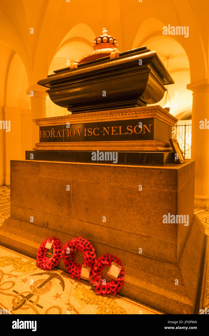 L'Angleterre, Londres, la Cathédrale St Paul, la crypte, la dalle de l'amiral Nelson Banque D'Images