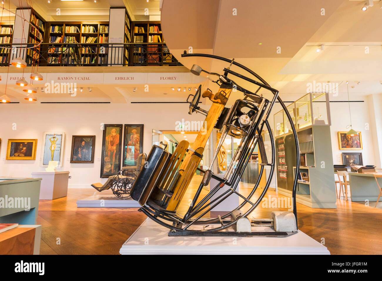 L'Angleterre, Londres, The Wellcome Collection, la salle de lecture, Pohl Omniskop Allemand X-ray Machine datée du 1925 Banque D'Images