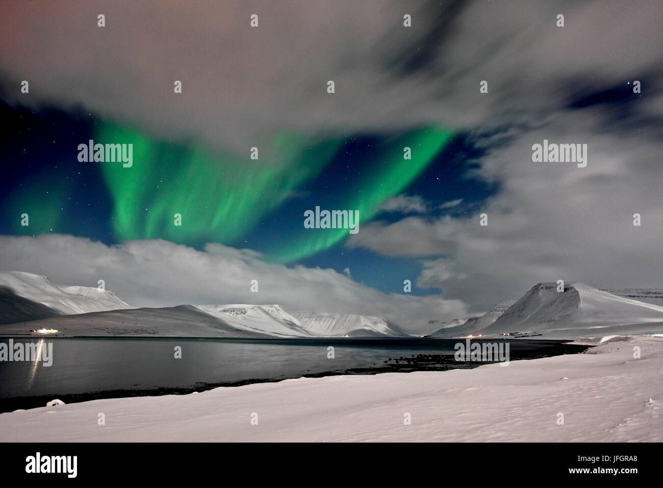 L'Islande, fjords de l'ouest, aurores boréales, aurores boréales sur le Dyrafjördur Pingeyri fermer Banque D'Images
