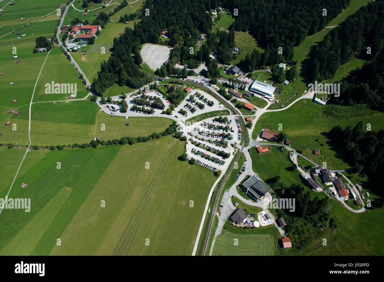 Garmisch-Partenkirchen, vallée, Alpspitzbahntalstation Kreuzeck station, de parapente terrain d'atterrissage, photo aérienne, Bavière, Allemagne Banque D'Images