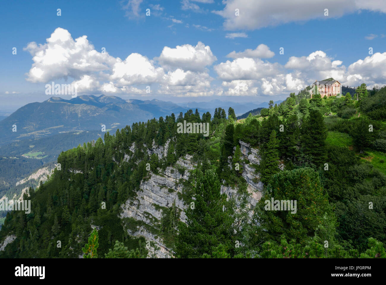 Maison du roi sur Schachen, forêt de conifères, vue à Estergebirge, gamme Wetterstein Banque D'Images