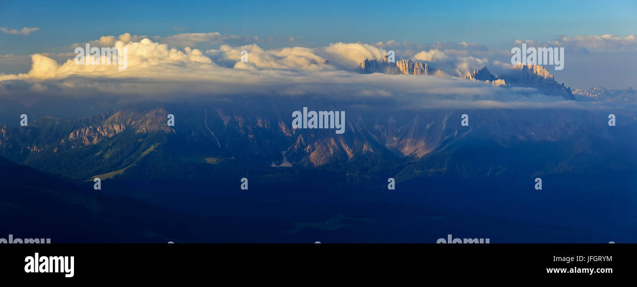 L'Italie, région Trentin Tyrol du Sud, Bolzano, les Dolomites, l'Alpe di Siusi alp, vue à la Latemar Banque D'Images