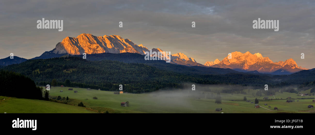 Allemagne, Berlin, Werdenfelser Land, vue à Wettersteinwand et massif de la Zugspitze, Zugspitze, Alpspitze, gamme Wetterstein Banque D'Images