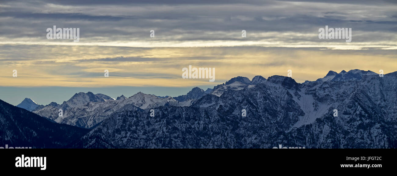 Allemagne, Berlin, Alpes, alpes Ammergau, vers l'arrière, vue sur Hörnle Wetterstein et de Karwendel Banque D'Images
